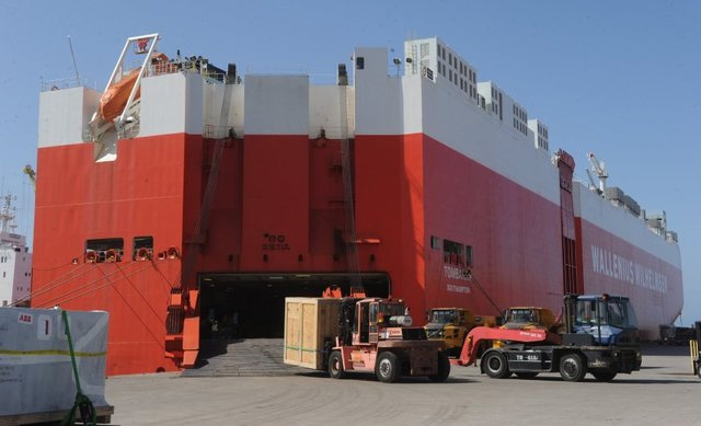 Port of Hueneme - Loading Red Ship with Cargo